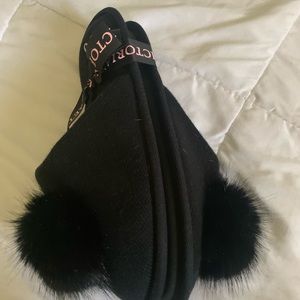 BNWT Victoria’s Secret PomPom Slippers